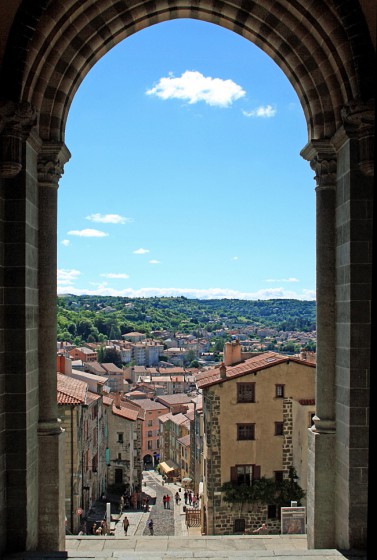 Rue des Tables depuis le grand porche d\'entrée de la cathédrale