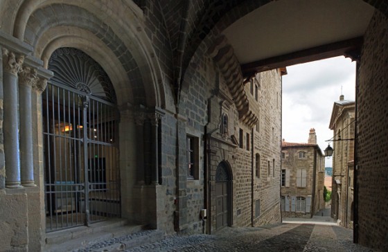 Rue Grasmanent et entrée historique de l\'Hôtel-Dieu