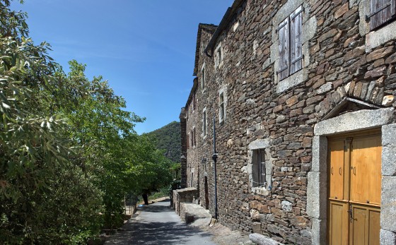 Rue principale du village de Thines
