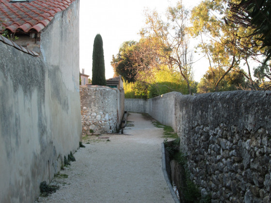 Ruelle tranquille le long du béal