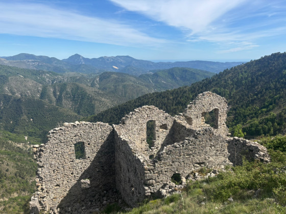 Ruines au village fantôme de Rocca Sparvièra