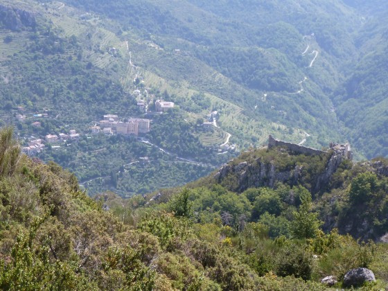 Ruines du ch&acirc;teau de Malmort dominant Saorge