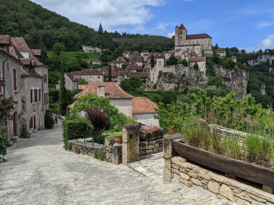 Saint Cirq à partir de l\'entrée fortifiée du village