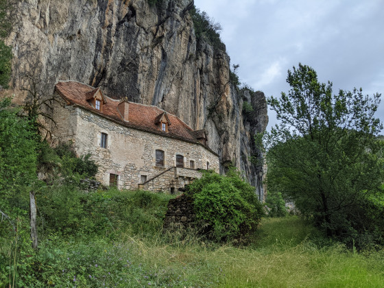 Saint Sulpice - Maison semi-troglodyte au pied de la falaise