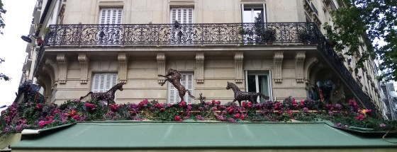 Sculptrures métalliques de chevaux et d\'éléphants