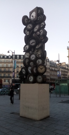 Sculpture aux horloges