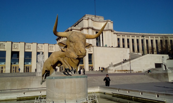 Tête de taureau et daim bondissant