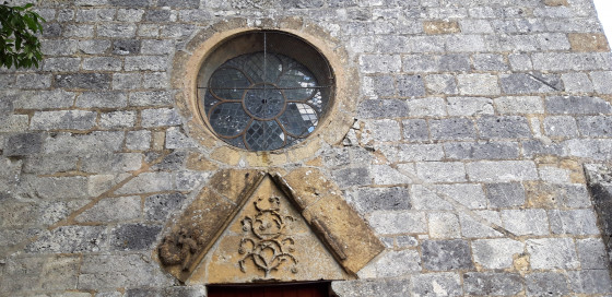 Sculpture florale sur le tympan de l'&eacute;glise de Raillicourt