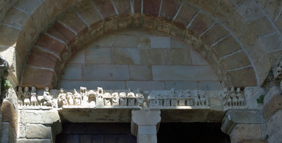 Le linteau du portail de l\'église de Thines