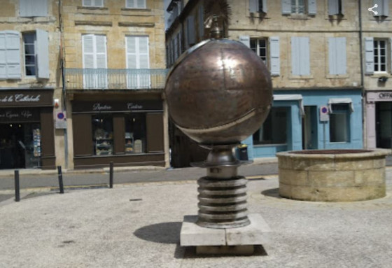 Sculture repr&eacute;sentant le globe terrestre
