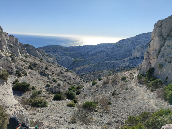 Sente qui descend dans le cirque des Pételins