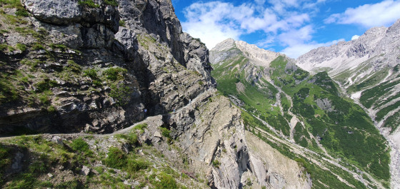 Sentier à flanc de falaise