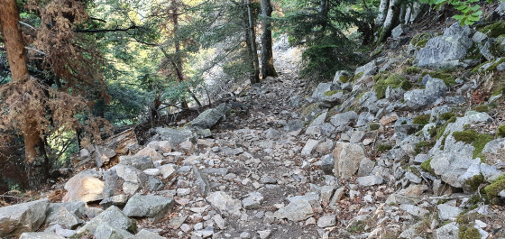 Sentier à l\'approche d\'un pierrier