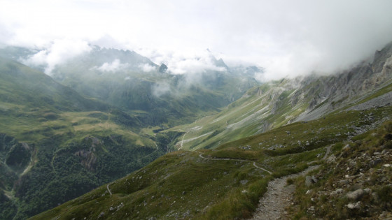 Sentier de descente vers les Prioux