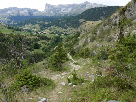 Sentier descendant vers les gorges