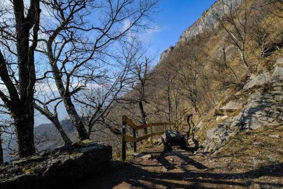 Sentier dominant la vall&eacute;e du Haut-Gr&eacute;sivaudan
