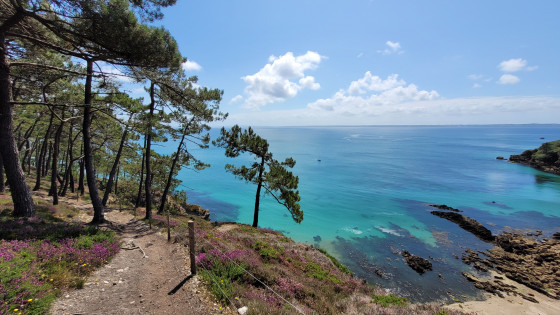 Sentier du GR34 au niveau de la pointe de St Hernot en début d\'après midi.