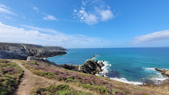 Sentier du GR34 au niveau du Beg ar Choubez le matin