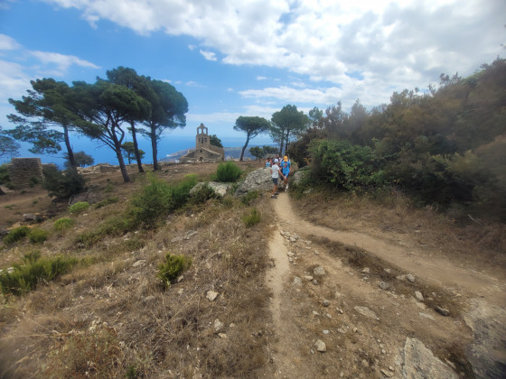 Sentier entre l\'ancien village et le château