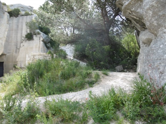 Sentier entre les rochers