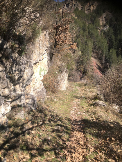 Sentier et falaise