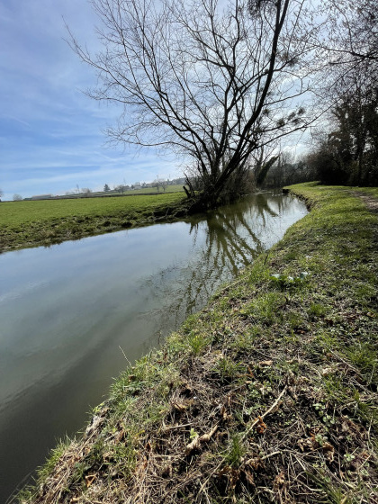 Sentier étroit au bord d\'un canal