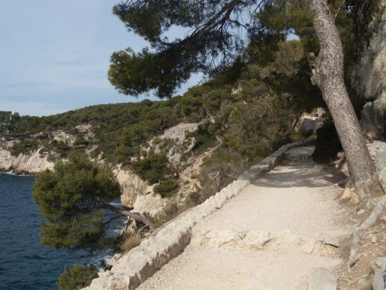 Sentier le long de la calanque de Port Miou