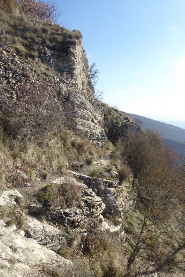 Sentier montant aux ruines
