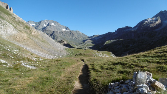Sentier qui monte au col de Chavriére, en arrière plan la Tête Noire