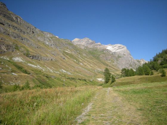 Sentier retour le long de l\'Isère