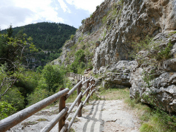 Sentier sécurisé dans les gorges