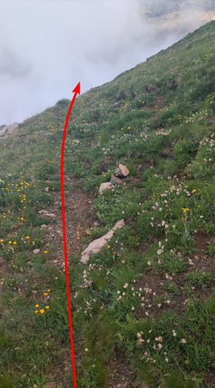 Sentier sur le flanc de la montagne