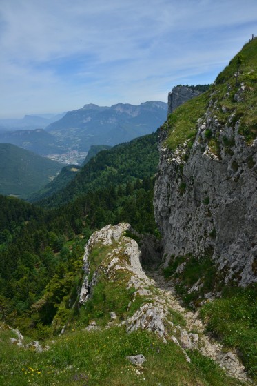 sentier taillé dans la roche