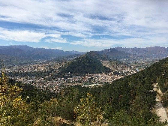 Sisteron avec sa citadelle à droite