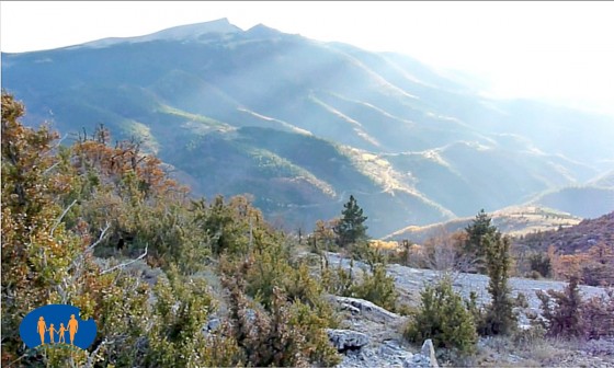 Soleil couchant sur la montagne d'Aucelon