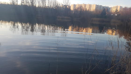 Soleil couchant sur les immeubles des Pivolières, au dessus de Vaugelas