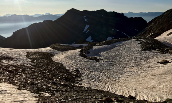 Soleil du matin sous les Brèches de la Passoire, au-dessus du Col du Villonet
