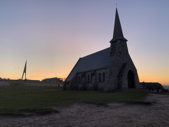 Soleil levant sur la chapelle d\'Etretat