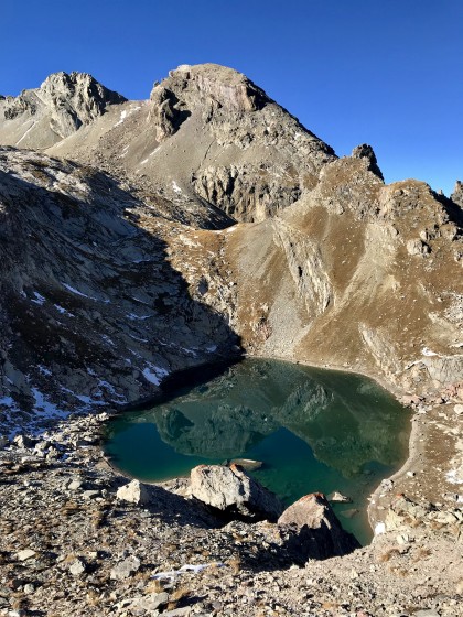 Sommets anonymes se reflétant dans le Lac Blanc