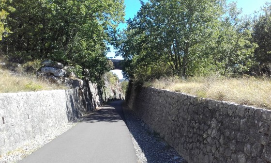 Sortie du viaduc, passage en d&eacute;blai de l'ancien chemin de fer