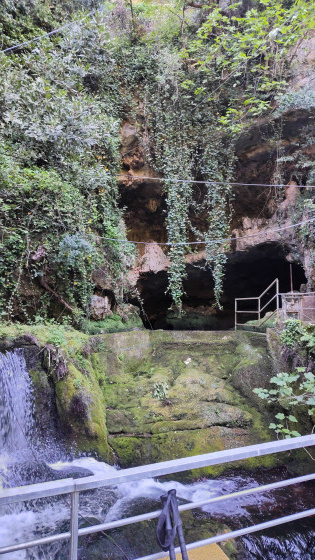 Source et grotte de la Foux