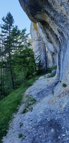 sous la falaise