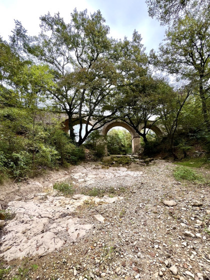 Sous le pont : lit à sec en septembre