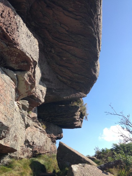 Sous le promontoire rocheux du sommet