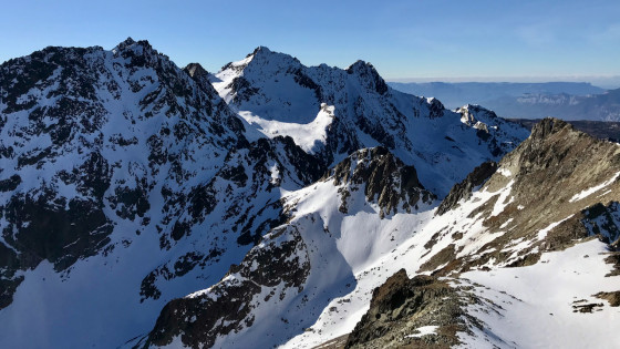 Sous le sommet, regard en arrière vers les Cols du Gleyzin