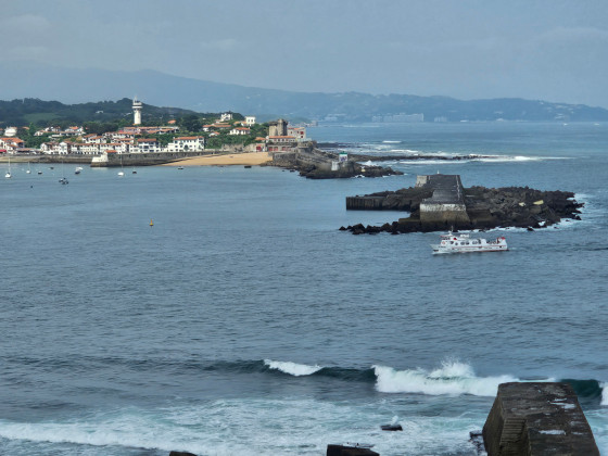 St Jean de Luz vue entr&eacute;e de la baie et Fort de Socoa