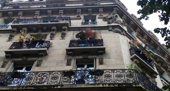 Statue à l\'angle d\'un immeuble
