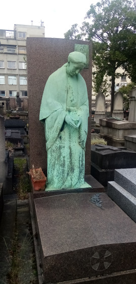 Statue de religieux priant