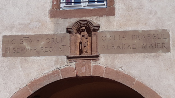 Statue de Sainte Odile au-dessus du porche d\'entrée