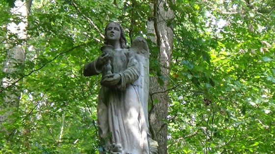 statue